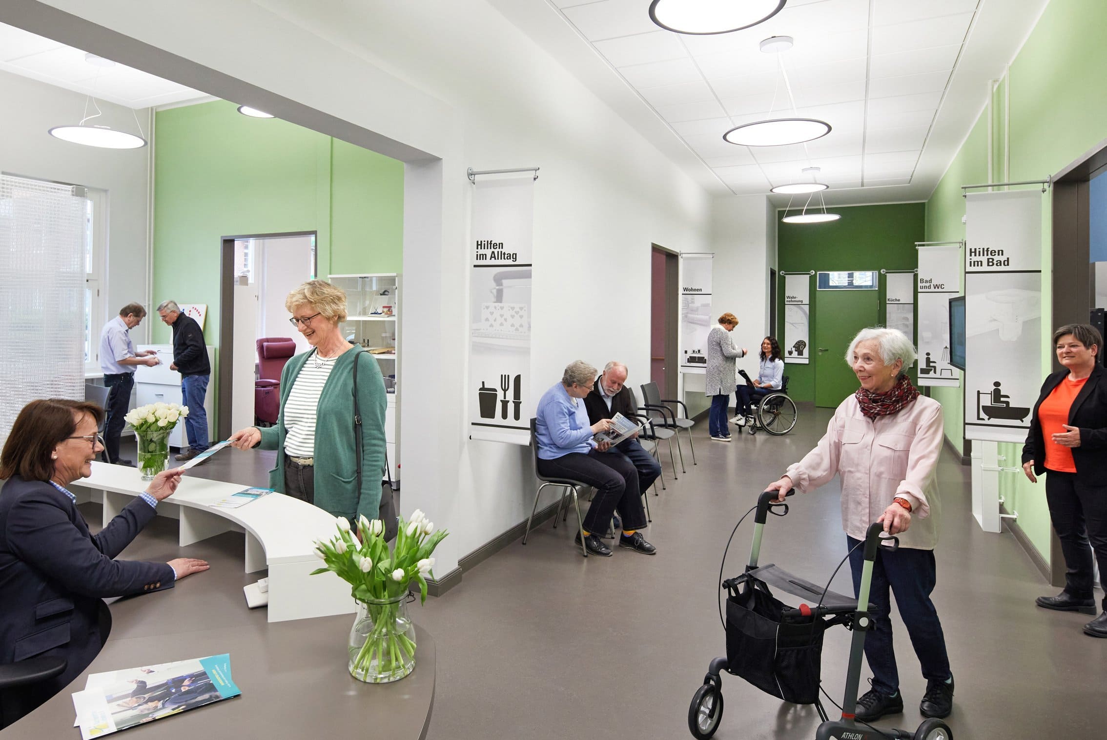 Im Empfangsbereich des Beratungszentrum sind Besucher und Mitarbeiterinnen des Vereins zu sehen.
